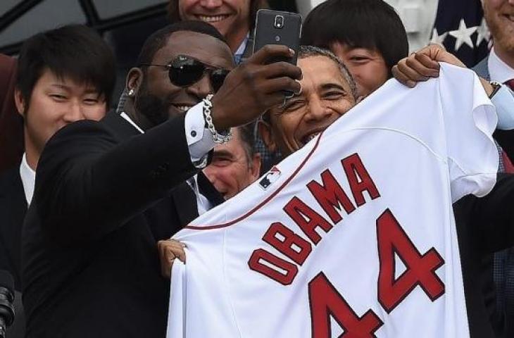 Legenda olahraga Republik Dominika, David Ortiz (kiri), ber-selfie dengan mantan Presiden AS, Barack Obama. [AFP/Jewel Samad]