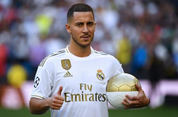 Eden Hazard diperkenalkan secara resmi sebagai pemain anyar Real Madrid di Stadion Santiago Bernabeu, Jumat (14/6/2019). [GABRIEL BOUYS / AFP]