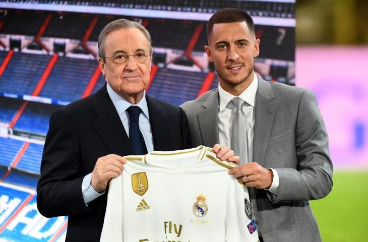 Eden Hazard didampingi Presiden Real Madrid, Florentino Perez saat perkenalan sebagai pemain anyar di Santiago Bernabeu, Kamis (13/6/2019) waktu setempat. [GABRIEL BOUYS / AFP]