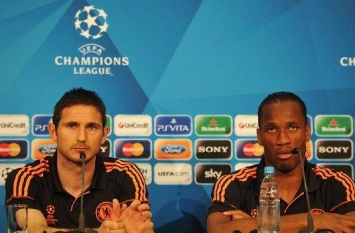 Frank Lampard (kiri) bersama Didier Drogba saat sama-sama masih memperkuat Chelsea sebagai pemain pada 2012 silam. [AFP PHOTO / UEFA / STUART FRANKLIN]