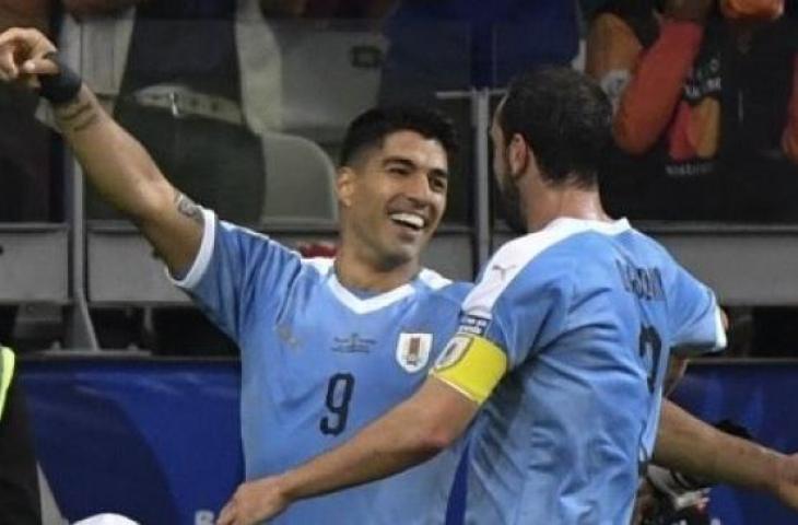 Striker Uruguay, Luis Suarez (kiri) merayakan golnya ke gawang Ekuador bersama rekan setimnya Diego Godin pada laga Copa America 2019. (Luis ACOSTA / AFP)