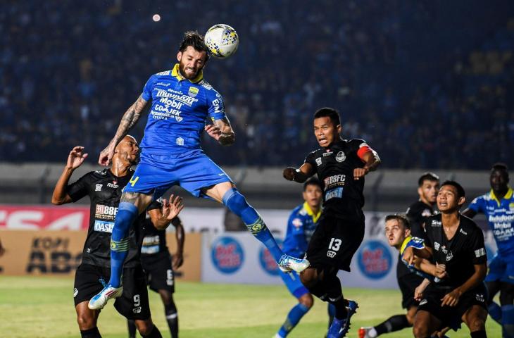 Pesepak bola Persib Bandung Bojan Malisic (kedua kiri) menyundul bola ke arah gawang Tira Persikabo saat pertandingan Sepak Bola Liga 1 2019 di Stadion Si Jalak Harupat, Kabupaten Bandung, Jawa Barat, Selasa (18/6/2019). ANTARA FOTO/M Agung Rajasa/aww.