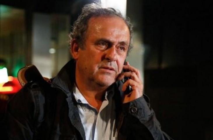 Mantan Presiden UEFA, Michel Platini, saat meninggalkan kantor Kepolisian Yudisial Anti-Korupsi Prancis akibat diduga terlibat kasus suap penunjukan Qatar sebagai tuan rumah Piala Dunia 2022. (ZAKARIA ABDELKAFI / AFP)