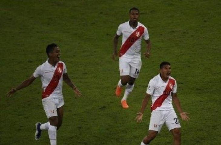 Pemain Peru, Edison Flores (kanan) merayakan golnya ke gawang Bolovia di laga grup A Copa America 2019. (Mauro PIMENTEL / AFP)