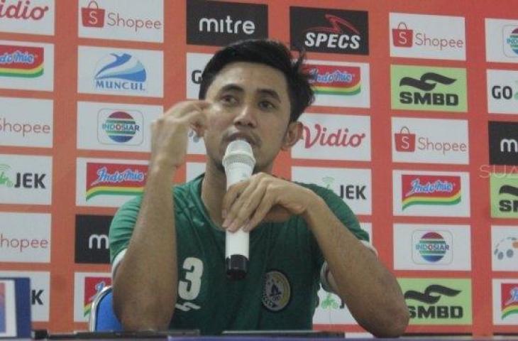 Kapten PSS Sleman, Bagus Nirwanto, saat memberikan keterangan pers usai pertandingan, Sabtu (25/5/2019). (Suara.com/Irwan Febri Rialdi)