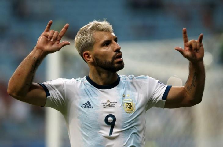 Penyerang Argentina, Sergio Aguero melakukan selebrasi usai mencetak gol ke gawang Qatar di ajang penyisihan Grup B Copa America 2019, Senin (24/6/2019). [JEFERSON GUAREZE / AFP]