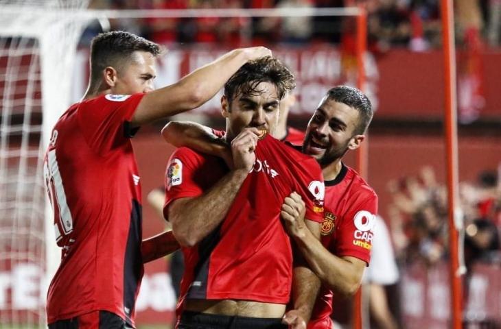 Pemain Real Mallorca, Abdon Roger merayakan golnya ke gawang Deportivo La Coruna di laga playoff pertandingan kedua babak final Divisi Segunda, Minggu (23/6/2019) kemarin. Real Mallorca lolos ke La Liga setelah menang 3-0. [@rcdmallorcaoficial / Instagram ]