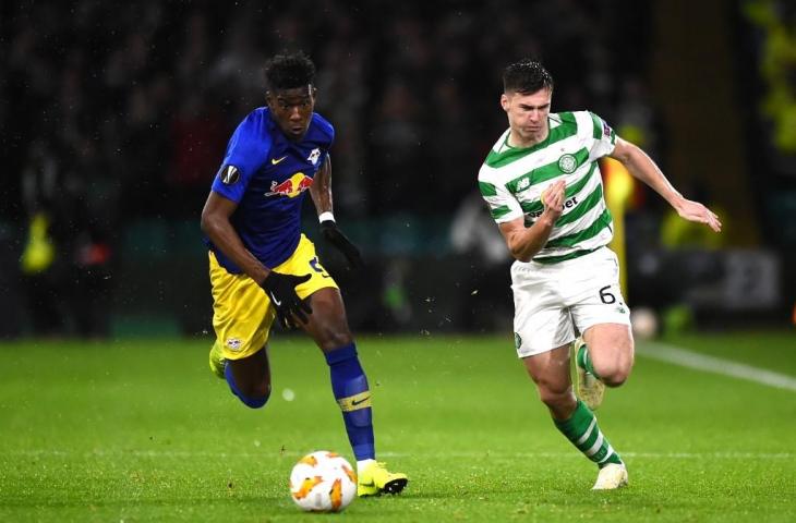 Bek Celtic FC, Kieran Tierney (kanan) berebut bola dengan pemain Liepzig di Stadion Celtic Park, Glasgow, Skotlandia (ANDY BUCHANAN / AFP)