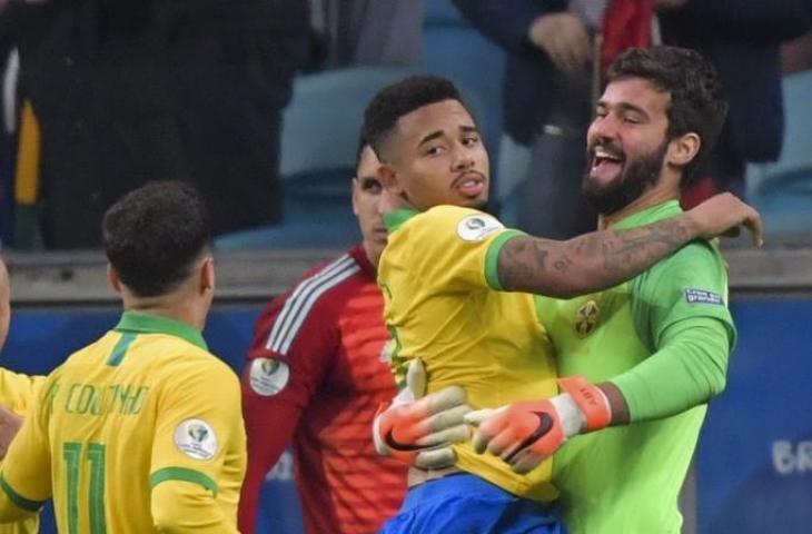 Kiper Brasil, Alisson Becker dan Gabriel Jesus merayakan kemenangan timnya atas Paraguay di babak perempat final Copa America 2019, Jumat (28/6/2019). [LUIS ACOSTA / AFP]