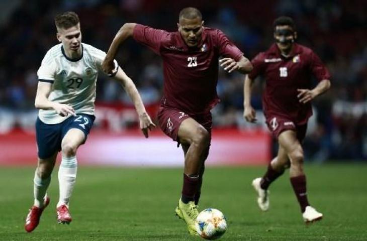 Aksi striker Venezuela, Salomon Rondon saat menghadapi Argentina di laga uji coba internasional pada Maret 2019. (BENJAMIN CREMEL / AFP)