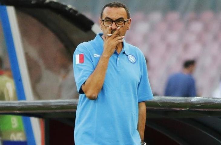 Maurizio Sarri, tertangkap kamera ketika menghisap rokok saat menukangi Napoli beberapa tahun lalu. (CARLO HERMANN / AFP)