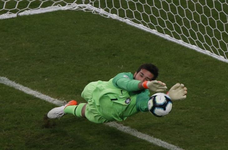 Kiper Brasil, Alisson Becker sukses gagalkan penalti pemain Paraguay, Gustavo Gomez saat melakoni laga perempat final Copa America 2019, Jumat (28/6/2019) pagi. [Jeferson Guareze / AFP]