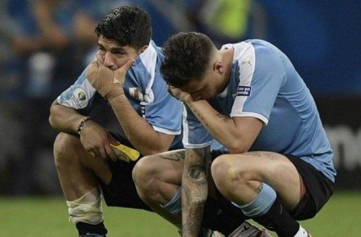 Ekspresi kesedihan Luiz Suarez usai Uruguay kalah adu penalti melawan Peru di ajang Copa America 2019. (AFP)