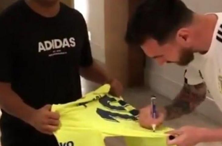 Kapten Timnas Argentina, Lionel Messi menandatangani jersey milik fans di salah satu hotel di Brasil. (Twitter/@FutbolBible)