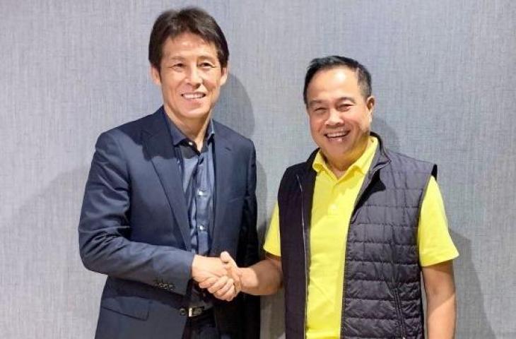 Pelatih Timnas Thailand Akira Nishino (kiri) dan Somyot Poompanmuang selaku Presiden FAT (kanan). (Dok. FAT Thailand)