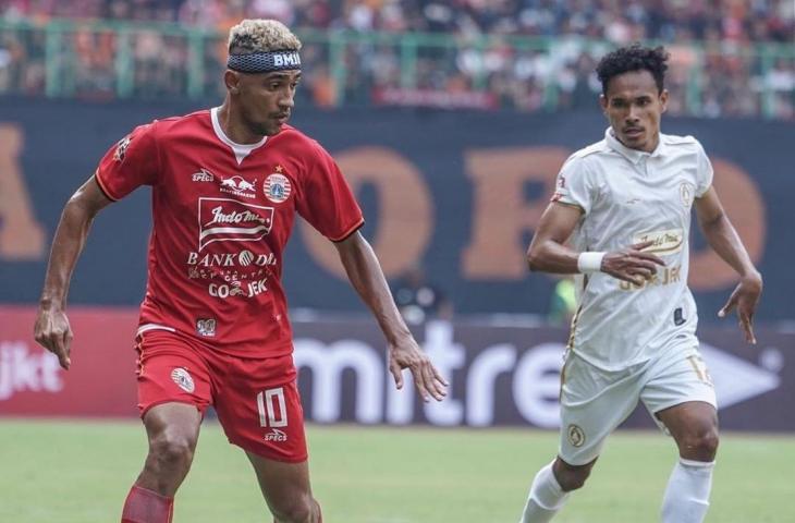 Pemain Persija Jakarta, Bruno Matos dibayangi pemain PSS Sleman Haris Tuharea saat bersua di laga pekan keenam Liga 1 2019, Rabu (3/7/2019). Di laga itu, Persija menang tipis 1-0. [@persijajkt/Instagram]