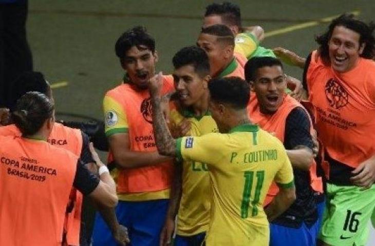 Para pemain Brasil merayakan gol Roberto Firmino (tengah) ke gawang Brasil di Copa America 2019. (Mauro PIMENTEL / AFP)