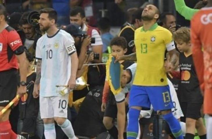 Kapten Argentina Lionel Messi dan kapten Brasil Dani Alves saat semifinal Copa America 2019 di Mineirao Stadium, Belo Horizonte. (Luis Acosta / AFP)