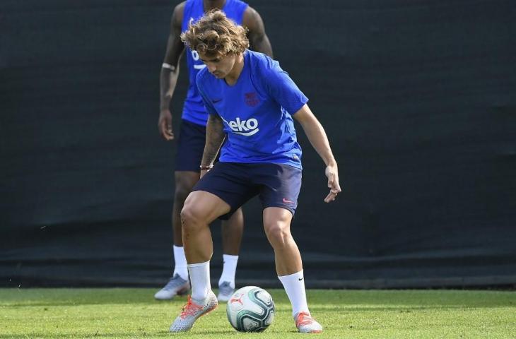 Antoine Griezmann saat melakoni latihan perdana bersama para pemain Barcelona di tempat pemusatan latihan Joan Gamper, Barcelona. [LLUIS GENE / AFP]