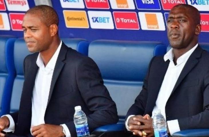 Pelatih Kamerun, Clarence Seedorf (kanan) dan asistennya Patrick Kluivert saat mendampingi skuatnya menghadapi Nigeria di Piala Afrika 2019. (Giuseppe CACACE / AFP)