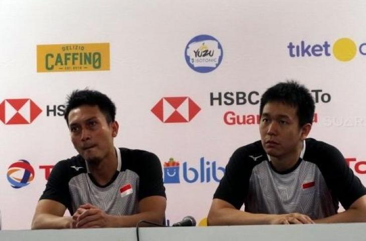 Pasangan ganda putra Indonesia, Mohammad Ahsan/Hendra Setiawan melaju ke babak kedua Indonesia Open 2019 usai mengalahkan wakil Inggris, Marcus Ellis/Chris Langridge, di Istora Senayan, Jakarta, Rabu (17/7). [Suara.com/Arief Apriadi]