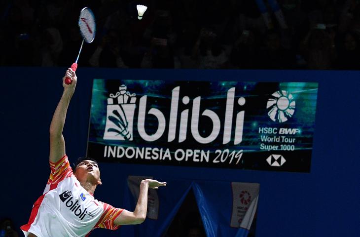 Pebulu tangkis tunggal putra Indonesia Jonatan Christie mengembalikan kok ke arah pebulu tangkis tunggal putra Denmark Rasmus Gemke dalam babak pertama Blibli Indonesia Open 2019 di Istora Senayan, kompleks GBK, Jakarta, Selasa (16/7/2019). Jonatan berhasil melaju ke babak selanjutnya setelah menang 21-17, 24-22. ANTARA FOTO/Sigid Kurniawan/hp.