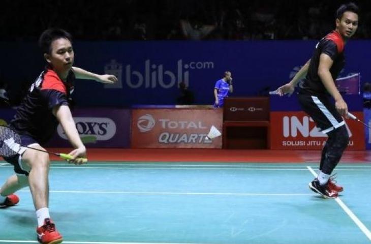 Pasangan senior ganda putra Indonesia, Hendra Setiawan/Mohammad Ahsan, melaju ke babak kedua Indonesia Open 2019 usai kalahkan wakil Inggris, Marcus Ellis/Chris Langridge, di Istora Senayan, Jakarta, Rabu (17/7). [Humas PBSI]