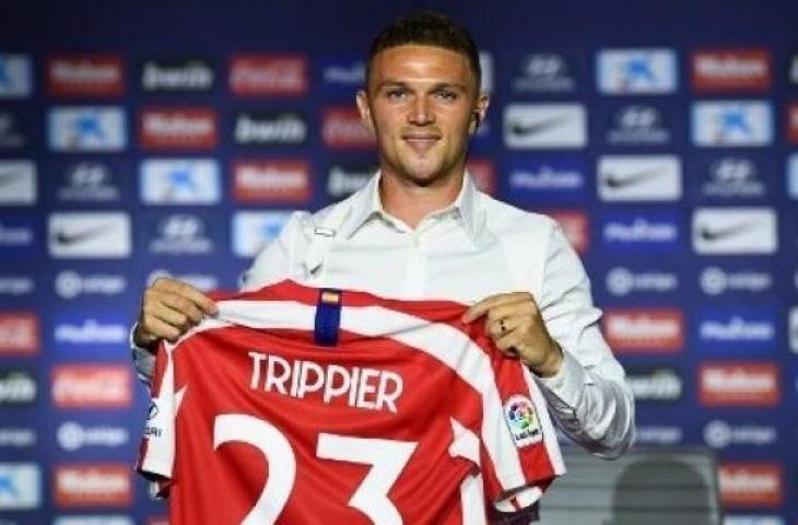 Kieran Trippier memegang jerseynya setelah diperkenalkan sebagai pemain baru Atletico Madrid di Wanda Metropolitano stadium. (GABRIEL BOUYS / AFP)