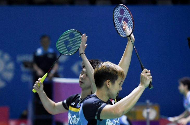 Ganda putra Indonesia Kevin Sanjaya Sukamuljo (kiri) dan Marcus Fernaldi Gideon melakukan selebrasi usai bertanding melawan ganda putra China Ou Xuan Yi dan Zhang Nan pada babak perempat final Blibli Indonesia Open 2019 di Istora Senayan, Jakarta, Jumat (190/7/2019). Pasangan Kevin/Marcus melenggang ke babak semifinal setelah mengalahkan pasangan Ou/Zhan dengan skor 21-12, 21-16. ANTARA FOTO/Hafidz Mubarak A/ama.