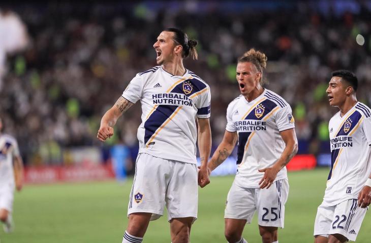 Zlatan Ibrahimovic merayakan gol bersama rekan setimnya. (Twitter/@LAGalaxy)