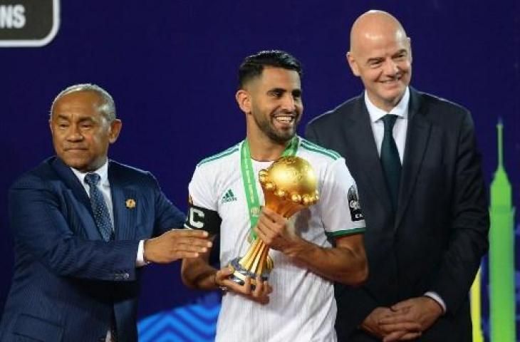 Riyad Mahrez sukses mengantarkan Timnas Aljazair meraih trofi Piala Afrika 2019 usai mengalahkan Senagal 1-0 di partai final. (MOHAMED EL-SHAHED / AFP)