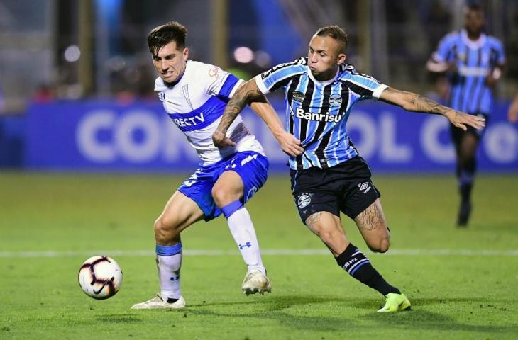 Striker Gremio, Everton Soares (kanan) berebut bola dengan pemain Universidad Catolica (kiri), Juan Cornejo pada Copa Libertadores di Stadion San Carlos de Apoquindo, Santiago, 4 April 2019. (MARTIN BERNETTI / AFP)