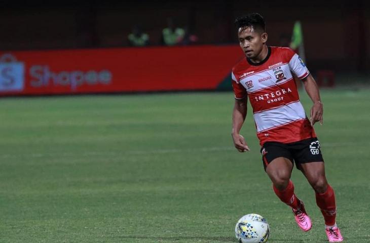 Penyerang Madura United, Andik Vermansah bikin gol menakjubkan saat menghadapi Arema FC di pekan kesepuluh Liga 1 2019, kemarin. [maduraunited.fc / Instagram]