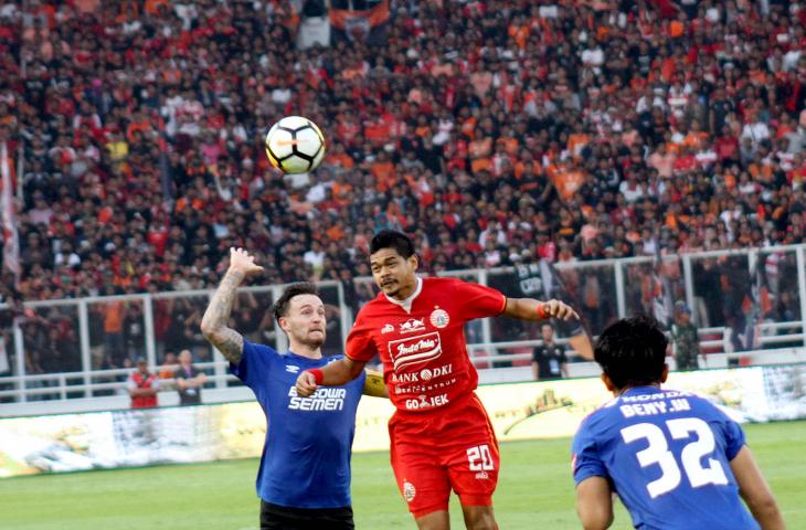 Pesepak bola Persija Jakarta Bambang Pamungkas (tengah) berebut bola diudara dengan pesepak bola PSM Makassar Marc Klok (kiri) dalam final Kratingdaeng Piala Indonesia 2018 leg pertama di Stadion Gelora Bung Karno, Jakarta, Minggu (21/7/2019). Persija Jakarta menang dengan skor 1-0. ANTARA FOTO/Yulius Satria Wijaya/foc.