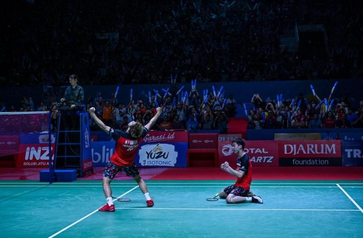 Ekspresi pasangan Kevin Sanjaya Sukamuljo dan Marcus Feraldi Gideon usai menang atas pasangan Hendra Setiawan dan Mohammad Ahsan di final ganda Indonesia Open 2019, kemarin. [ADEK BERRY / AFP]