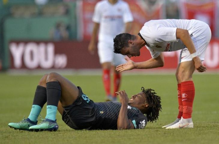 Pemain muda Liverpool Yasser Larouci terpaksa harus ditandu keluar lapangan lantaran mendapat tekel kejam dari salah satu pemain Sevilla. Pada laga persahabatan itu, Liverpool kalah 1-2 dari Sevilla. [JOSEPH PREZIOSO / AFP]