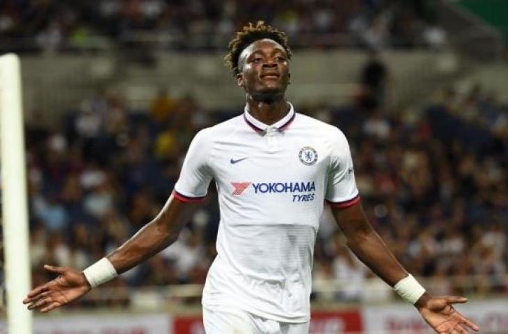 Selebrasi striker Chelsea, Tammy Abraham, usai menjebol gawang Barcelona. (Toshifumi Kitamura/AFP)