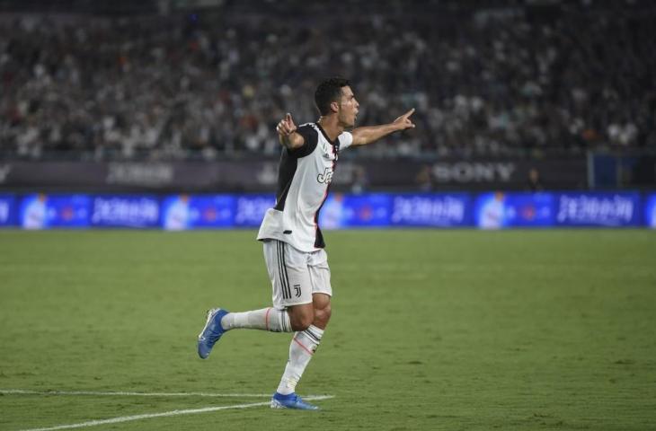 Penyerang Juventus, Cristiano Ronaldo melakukan selebrasi usai menjebol gawang Inter Milan di laga persahabatan bertajuk International Champions Cup yang digelar di Nanjing, China, Rabu (25/7/2019) kemarin. Pada laga itu Juventus menang adu penalti 4-3. [HECTOR RETAMAL / AFP]