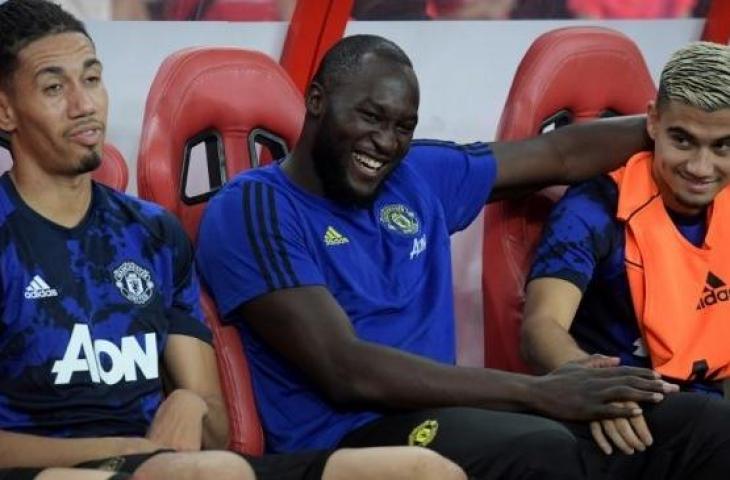 Penyerang Manchester United, Romelu Lukaku (tengah). [Roslan RAHMAN / AFP]