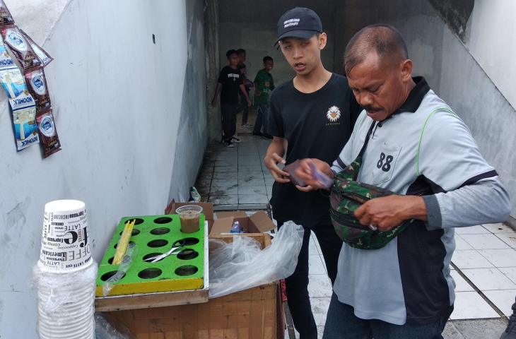 Mujiman (48) salah satu pengasong yang ada di kawasan Stadion Maguwoharjo, Sleman, Yogyakarta. [Salah seorang pengasong di Stadion Maguwoharjo, Sleman, Yogyakarta. [Muhammad Ilham Baktora / Suara.com]]