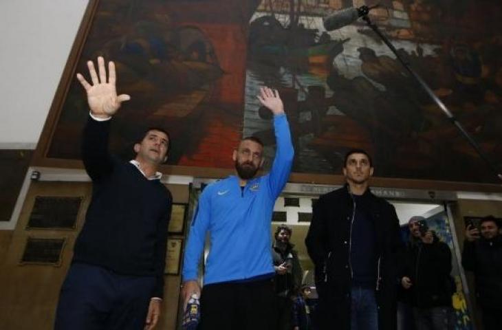 Daniele De Rossi di Stadion La Bombonera, Buenos Aires usai menandatangani kontrak bersama Boca Juniors. [Laman resmi Boca Juniors]