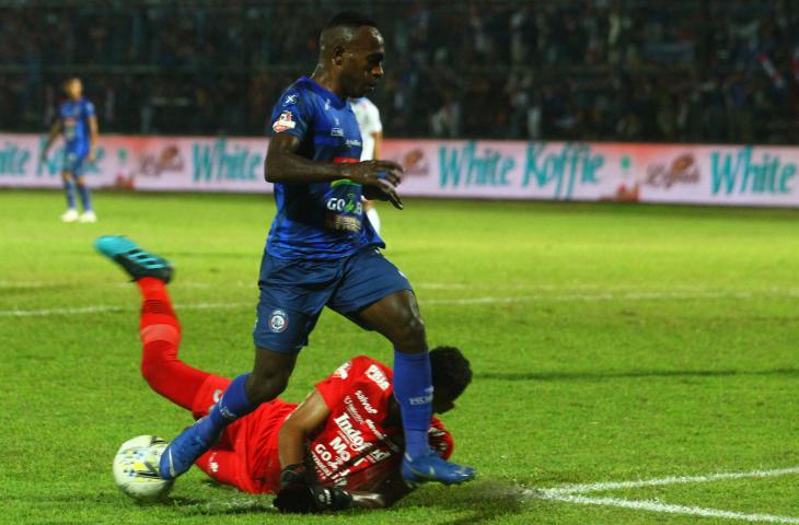 Penjaga gawang Persib Bandung Muhammad Agil Savik (bawah) berusaha menghalau bola dari kaki pesepakbola Arema FC Riki Kayame (kiri) dalam pertandingan Liga I di Stadion Kanjuruhan, Malang, Jawa Timur, Selasa (30/7/2019). Arema sementara unggul atas Persib dengan skor 3-0. ANTARA FOTO/Ari Bowo Sucipto/nz.