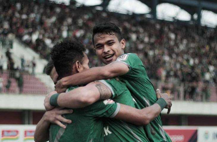 Para pemain PSS Sleman merayakan kemenangan saat menghadapi Barito Putra di Stadion Maguwoharjo. [@psssleman / Instagram]