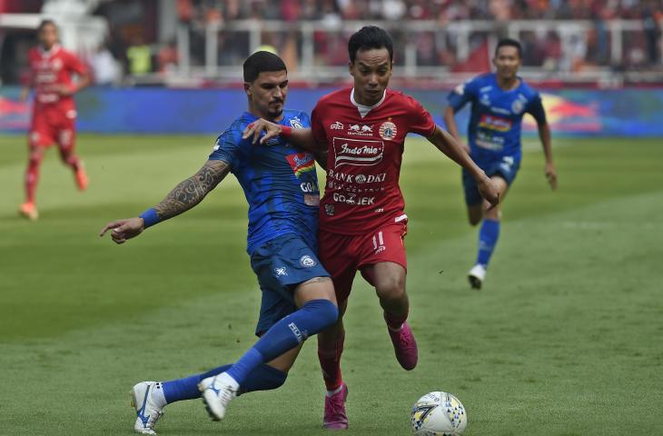 Pesepak bola klub Persija Jakarta Novri Setiawan (kanan) berebut bola dengan pesepak bola Arema Malang Arthur Cunha (kiri) dalam pertandingan lanjutan Liga 1 2019 di Stadion Utama Gelora Bung Karno (SUGBK), Jakarta, Sabtu (3/8/2019). Skor berakhir seri 2-2. ANTARA FOTO/Aditya Pradana Putra/hp.