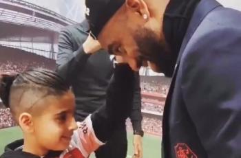 Bikin Haru, Ini Momen Lacazette saat Bertemu Anak Penderita Kebutaan