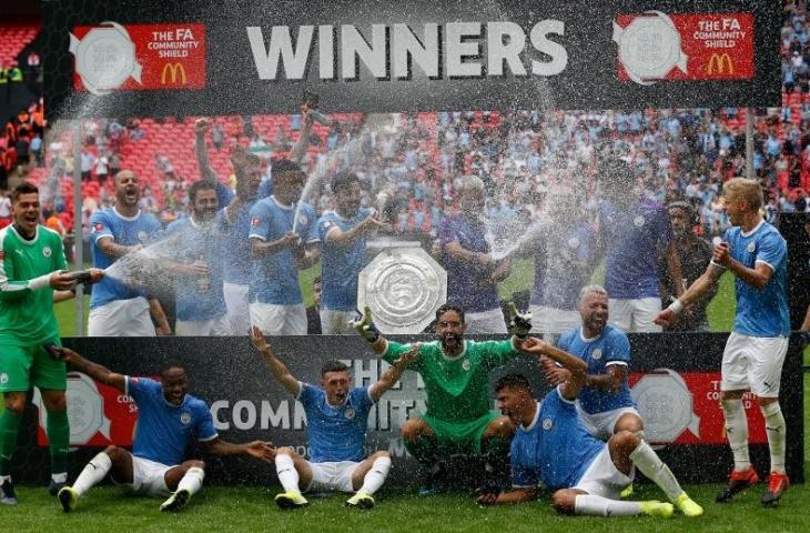 Manchester City juarai Community Shield usai kalahkan Liverpool lewat adu penalti, Minggu (4/8/2019). [IAN KINGTON / AFP]