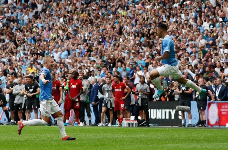 Penyerang Manchester City, Gabriel Jesus merayakan keberhasilannya mengeksekusi penalti ke gawang Liverpool di ajang Community Shield, Minggu (4/8/2019). Laga tersebut sempat diwarnai aksi bentrokan. [ADRIAN DENNIS / AFP]