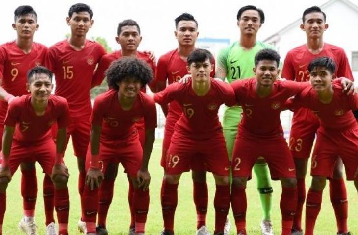 Skuat Timnas Indonesia U-18 melakukan foto bersama saat akan bertanding melawan Filipina pada Grup A Piala AFF U-18 di Stadion Binh Duong 2 di Provinsi Binh Duong, Vietnam, Selasa (6/8/2019). (ANTARA FOTO/Yusran Uccang)