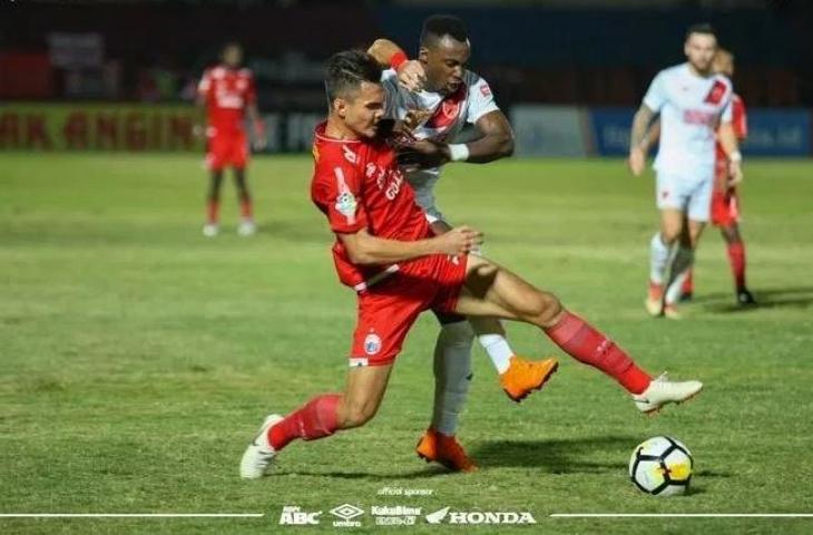 Penyerang PSM Makassar, Guy Junior, saat berduel dengan pemain Persija di leg pertama final Piala Indonesia. (Laman resmi PSM)