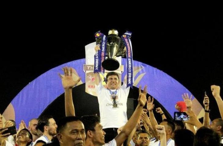 Pelatih PSM Makassar, Darije Kalezic, berselebrasi bersama para pemainnya usai keluar sebagai juara Piala Indonesia 2019, di Stadion Andi Mattalatta, Makassar, Sulawesi Selatan, Selasa (6/8). [ANTARA FOTO/Abriawan Abhe]